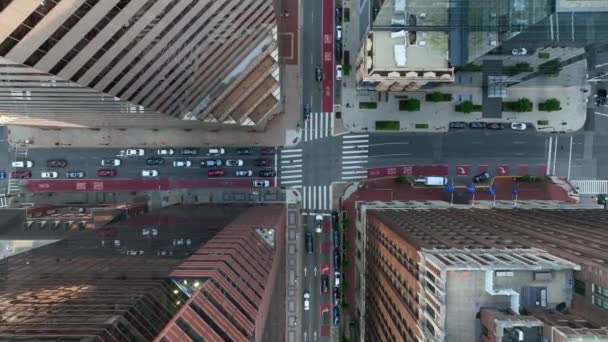 Top Aerial Drone Urban Usa City Traffic Light Turns Stops — Vídeos de Stock