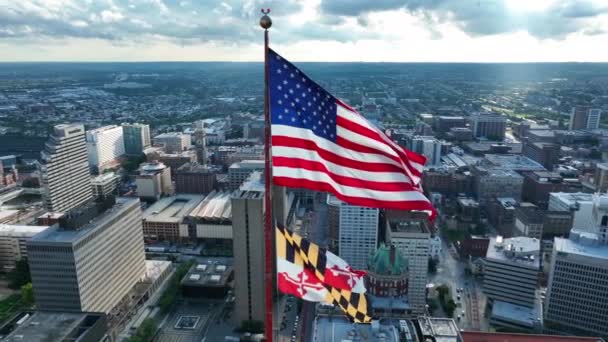 State Maryland Flag Downtown Baltimore Usa Aerial Orbit Flags Summer — 图库视频影像