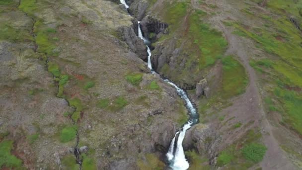 Водоспади Ісландії Яких Повно Дронів Нахиляються Вгору — стокове відео