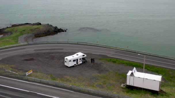 Recreational Vehicle Iceland Road Water Drone Video Tilting Mountains — Vídeo de Stock