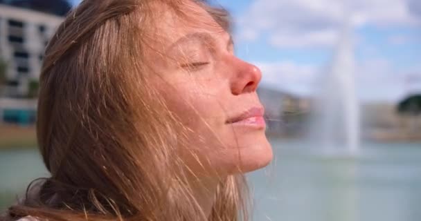 Close Gimbal Shot Woman Face Closed Eyes Enjoying Sunny Moment — Vídeo de Stock