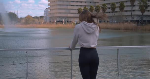Blonde Woman Casual Outfit Enjoying Scenery Lake City Static Back — Vídeo de Stock