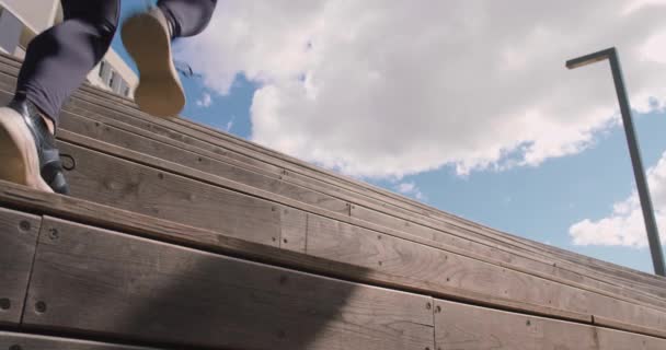 Жінка Спортивному Одязі Бігає Лазить Дерев Яних Сходах Відкритому Повітрі — стокове відео