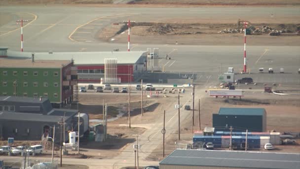 Hoge Brede Opname Van Ingang Van Iqaluit Luchthaven — Stockvideo