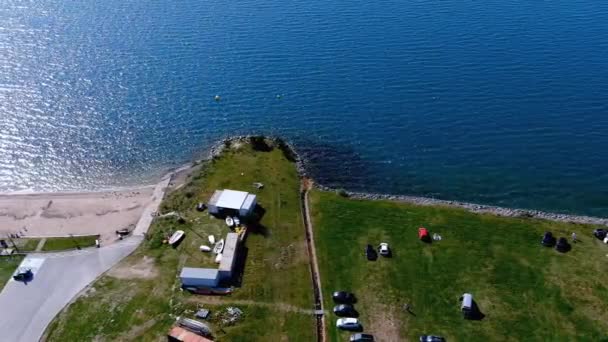 People Lake Garden Walk Beach Sunbathing Area Lawn Boats Parked — Vídeo de Stock