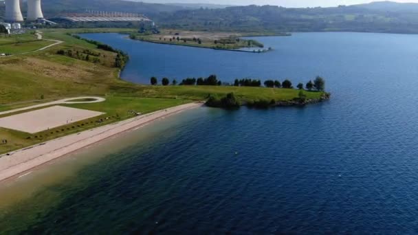 Personas Que Disfrutan Planta Energía Térmica Playa Del Lago Con — Vídeos de Stock