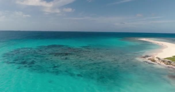 Человек Исследовать Тропический Остров Пешком Белому Песку Пляжа Вид Воздуха — стоковое видео