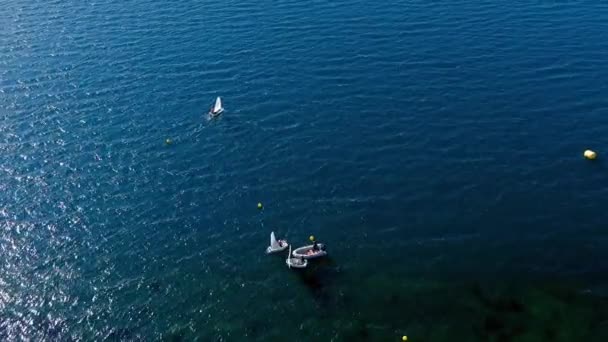 Sailing School Instructor Teaching Students Wind Driven Boats Tiro Drone — Vídeo de stock