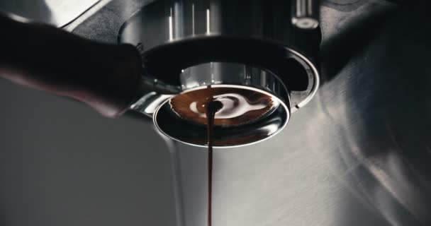 Espresso Machine Pre Infusion Pulling Dubbel Skott Kaffe Från Bottomless — Stockvideo