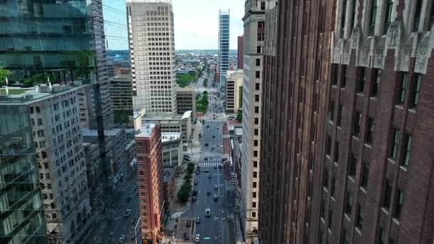 美国城市中心城市摩天大楼的空中上升 街上的阴影和下面的交通 — 图库视频影像