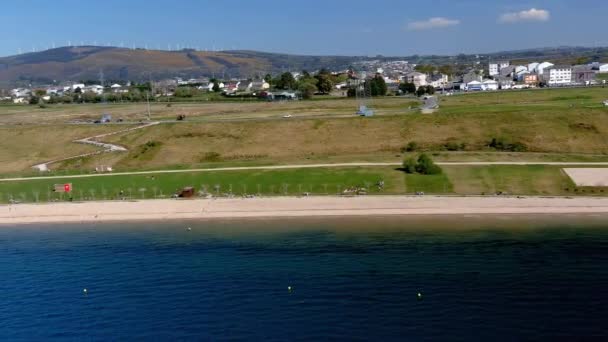 Dorf Und Windräder Ganz Unten Hoch Den Bergen Drohnenangriffe Pontes — Stockvideo