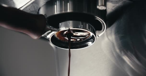 Espresso Machine Pre Infusie Pulling Double Shot Extractie Uit Bodemloze — Stockvideo