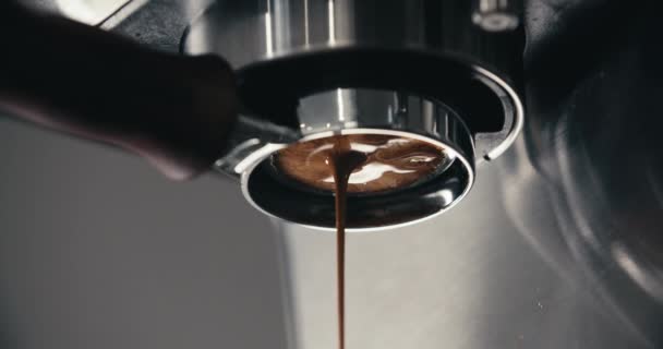 Espresso Machine Pulling Double Shot Coffee Bottomless Naked Portafilter Closeup — Vídeos de Stock