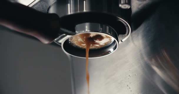 Espresso Machine Pulling Verschrikkelijke Channeling Dubbele Schot Koffie Van Bottomless — Stockvideo