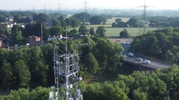 Broadcasting Tower Antenna British Countryside Vehicles Travelling Highway Background Aerial — 비디오