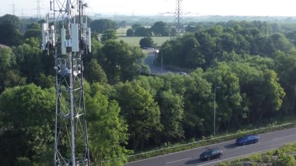 Broadcasting Tower Antenna British Countryside Vehicles Travelling Highway Background Aerial — Wideo stockowe