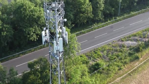 Broadcasting Tower Antenna British Countryside Vehicles Travelling Highway Background Aerial — Vídeos de Stock