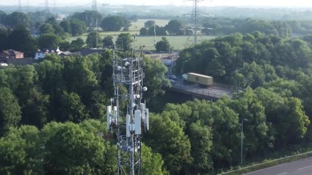 Broadcasting Tower Antenna British Countryside Vehicles Travelling Highway Background — ストック動画