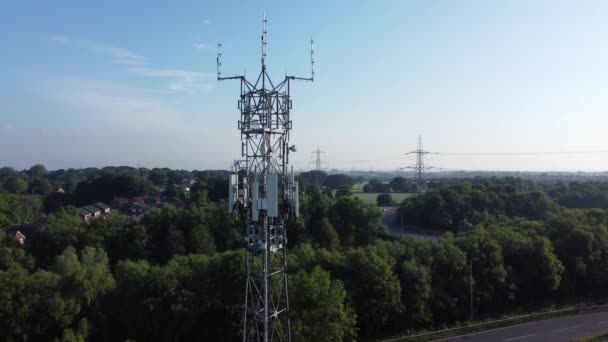 Broadcasting Tower Antenna British Countryside Woodland Vehicles Travelling Highway Background — Wideo stockowe