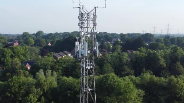 Broadcasting Tower Antenna British Countryside Aerial Orbit Right Woodland Landscape — Vídeo de stock