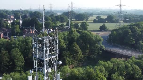 Signal Tower Antenna British Countryside Vehicles Travelling Highway Background Close — Video Stock