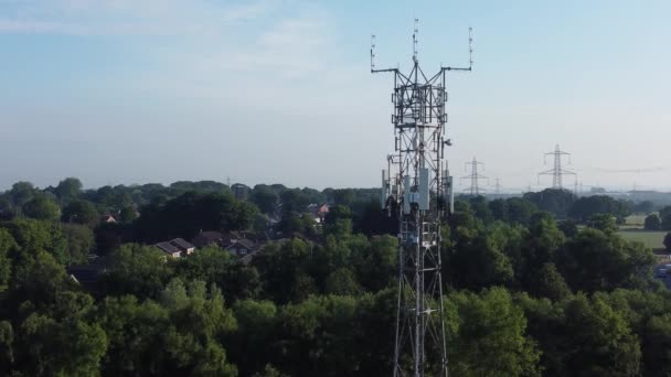 Antena Torre Radiodifusão Campo Britânico Paisagem Floresta Aérea Dolly Crescente — Vídeo de Stock