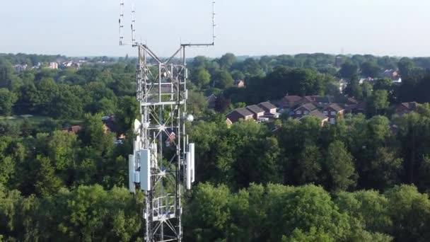 Broadcasting Tower Antenna British Countryside Vehicles Background Aerial Rising Right — Video Stock