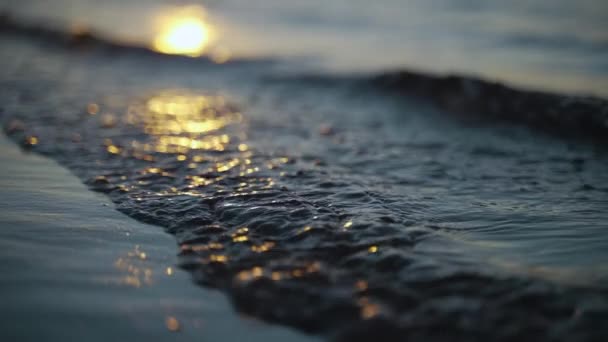 Золоте Годинне Сонячне Світло Відбиває Хвилі Наближаються Берега Сутінках Супер — стокове відео