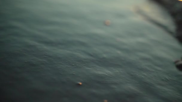 Хвиля Пробиває Берег Під Час Золотої Години Близько Екстремальний Повільний — стокове відео