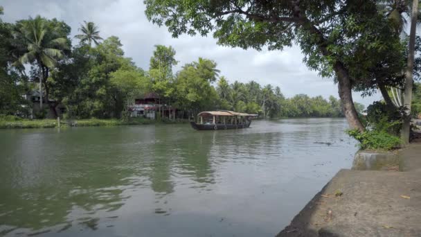 Shikara Kettuvallam Boat Passes Village Kumarakom Backwaters Kerala South India — Vídeo de Stock