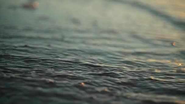 Океанічні Хвилі Вода Пульсують Надзвичайно Повільному Русі Золоте Годинне Сонячне — стокове відео