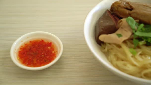 Tăiței Uscați Rață Împletită Castron Alb Stil Alimentar Asiatic — Videoclip de stoc