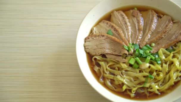 Noedels Met Gestoofde Eend Bruine Soep Aziatische Keuken — Stockvideo