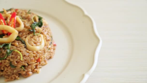 Riso Fritto Con Calamari Basilico Stile Tailandese Stile Culinario Asiatico — Video Stock
