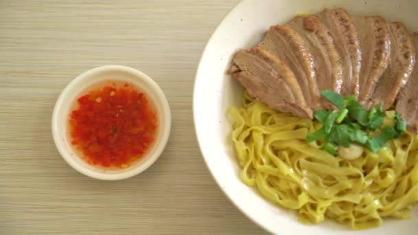 Nouilles Canard Séchées Dans Bol Blanc Style Alimentaire Asiatique — Video