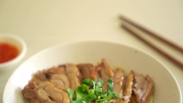 白碗炖鸭干面 亚洲菜风格 — 图库视频影像