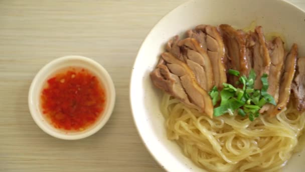 Αποξηραμένα Noodles Ψητή Πάπια Λευκό Μπολ Ασιατικό Στυλ Φαγητού — Αρχείο Βίντεο