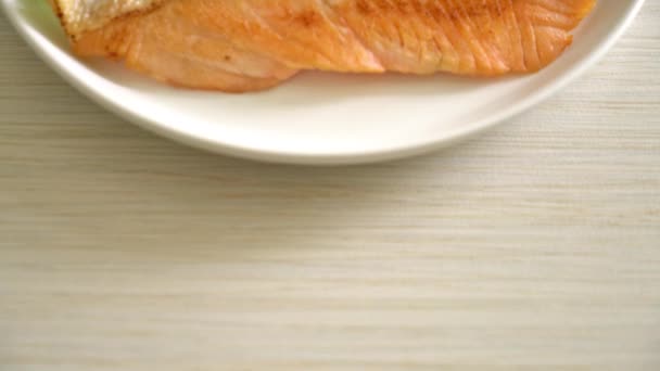 烤鲑鱼片牛排与蔬菜沙拉 健康的食物风格 — 图库视频影像
