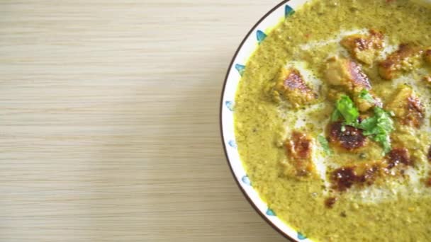 카레를 곁들인 아프가니 닭고기 치킨하라 마살라 인도식 — 비디오