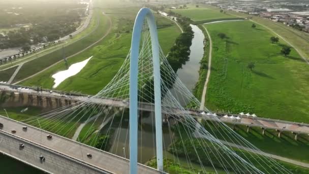 Trinity River Margaret Hunt Hill Bridge Dallas Texas Luz Dourada — Vídeo de Stock