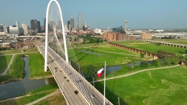Texas Flag Dallas Skyline Bridge Trinity River Golden Hour Light — ストック動画