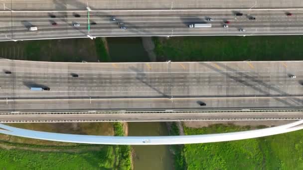 Traffic Interstate Trinity River Bridge Dallas Texas Aerial Top View — ストック動画