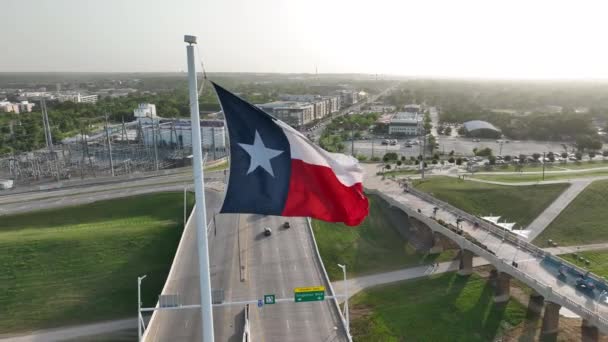 Texas Flag Waves Wind Aerial Orbit Reveals Trinity River Downtown — Stok video