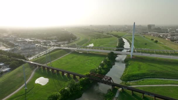 Margaret Hunt Hill Bridge Dramatic Sunset Golden Hour Light Aerial — Vídeo de Stock