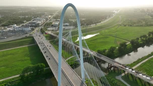 Margaret Hunt Hill Bridge Sobre Trinity River Dallas Texas Cálida — Vídeo de stock