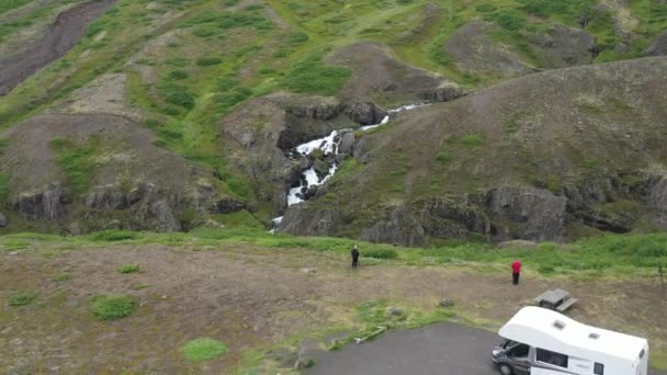 Recreatievoertuig Met Twee Mannen Ijslandse Bergen Met Drone Video Komst — Stockvideo