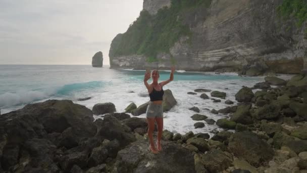 Cheering Female Tourist Taking Selfie Rocky Shore Nusa Penida Secluded — Vídeo de Stock