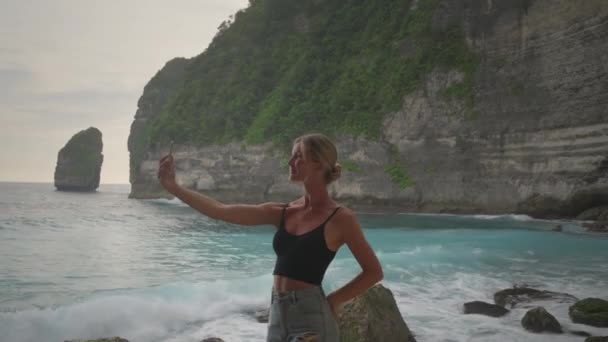 Encantadora Mujer Rubia Tomando Selfies Playa Tropical Con Altos Acantilados — Vídeo de stock