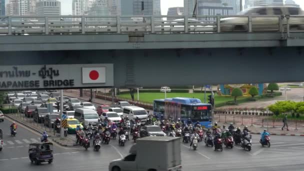 Motos Carros Semáforo Tráfego Pesado Junção Silom Tailandês Sobrevoo Japonês — Vídeo de Stock