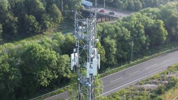 Communication Tower Antenna British Countryside Vehicles Travelling Highway Background Aerial — Vídeo de stock